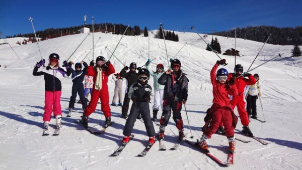 Sknow Enneigé Des Enfants Qui Font Du Ski