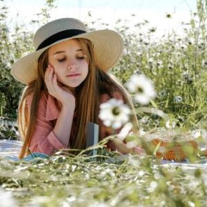 Jeune fille dans un champs de fleurs